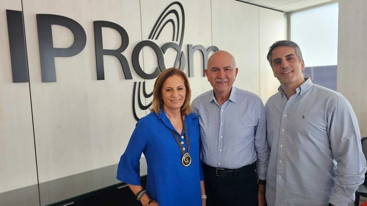 Pedro Tortella en el centro junto a su mujer Maria Jos&eacute; Balb&aacute;s y uno de sus hijos Juan Antonio.