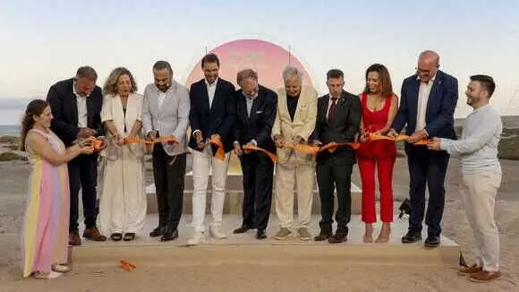 Foto de familia durante la inauguraci&oacute;n. (Meli&aacute; Hotels International)