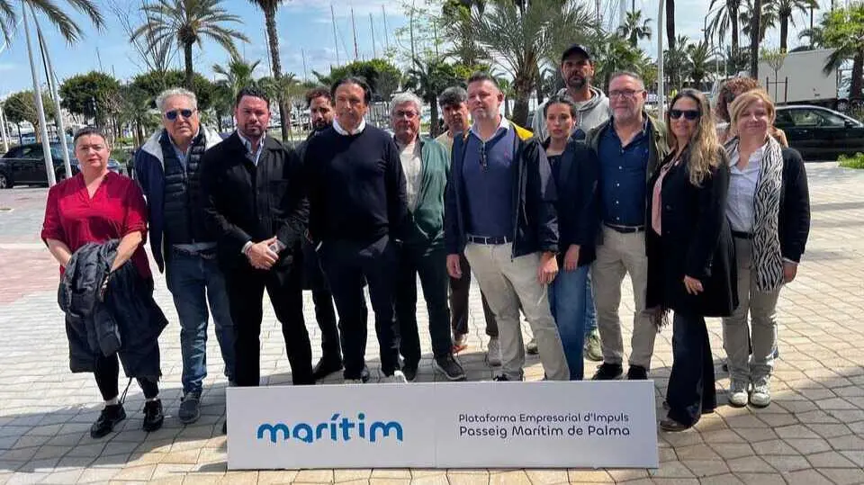 Imagen de grupo de representantes de distintas entidades empresariales constituidos en la plataforma Mar&iacute;tim. (Plataforma Empresarial d&rsquo;Impuls Passeig Mar&iacute;tim de Palma)