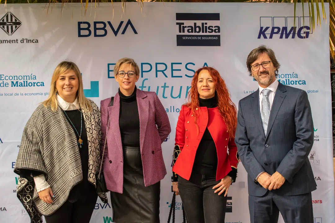 Nati Llobera y Conchi Campillo de Seguros Ocaso en Inca, con los editores del medio, Mar Nicolau y Tomeu Garcies.