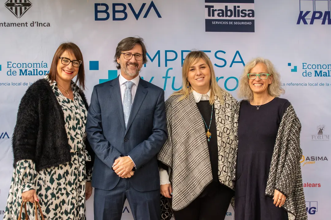 Antonia Triguero de Inca Solidaria y la regidora de Inca, Alice Weber con los editores de Economiademallorca.