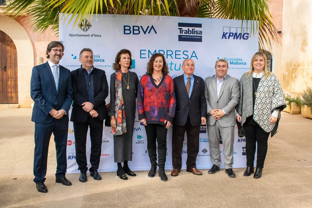 Una representaci&oacute;n del empresariado balear con Biel Llobera, Carmen Planas y Francisco Esteban, con las autoridades Francina Armengol y Virgilio Moreno y los editores del medio.