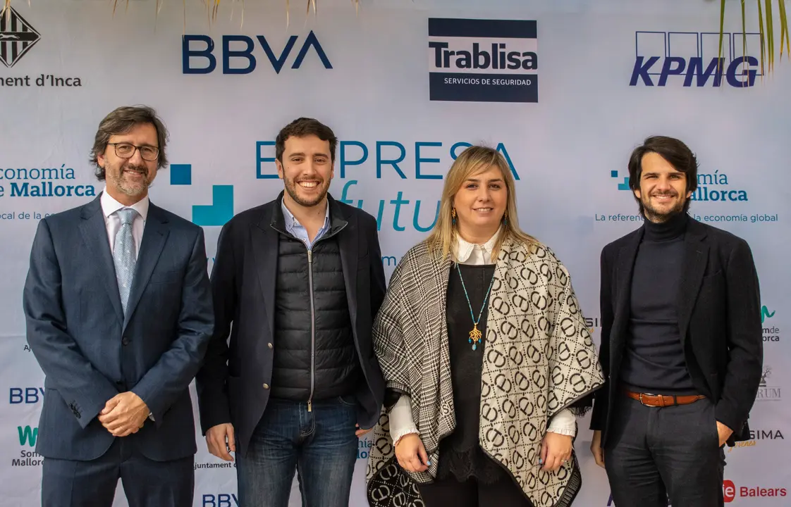 Gori Jaume, presidente de AJE y Juan Carlos Ramon de Hierros y Aceros con los editores del medio.