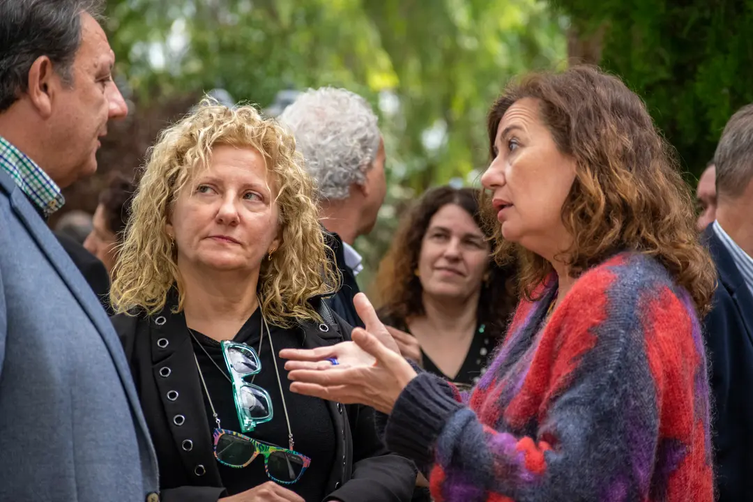 La presidenta Armengol departiendo con Xisco Mulet, presidente de Aviba.
