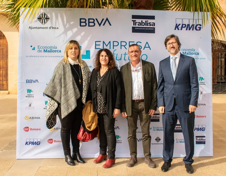 El empresario Francisco Cueto de Juguettos y su esposa con los editores del medio.