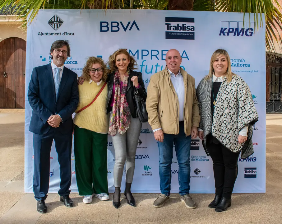 Mamen Dom&iacute;nguez, Sylvia Mulet y Toni Moragues con los editores del medio.