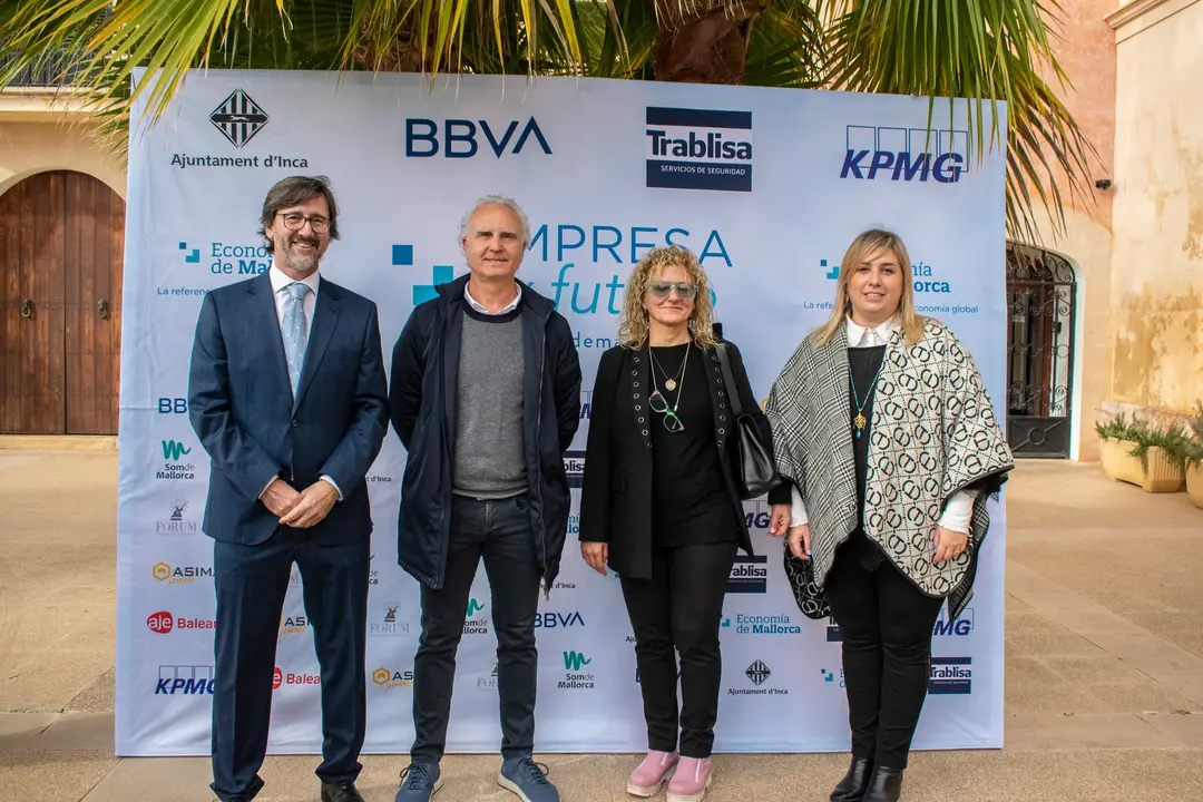 Joan Segu&iacute; y Francisca Beltr&aacute;n de la empresa Obras y Pavimentaciones Man con los editores del medio.