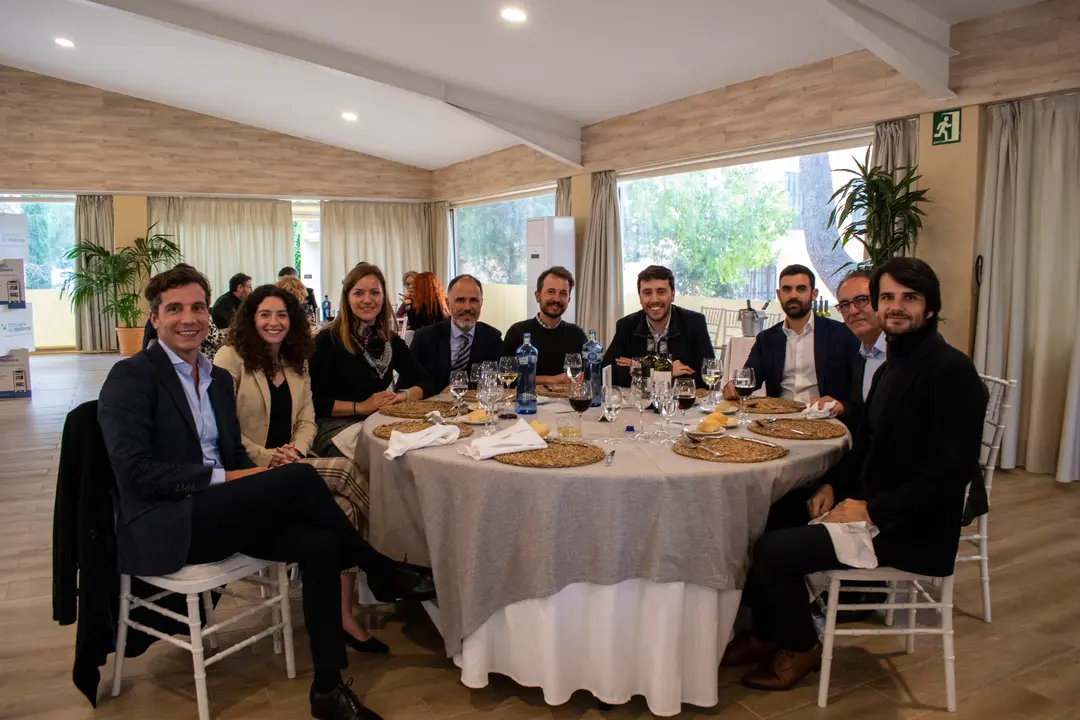 Imagen de una de las mesas de los participantes en el evento.