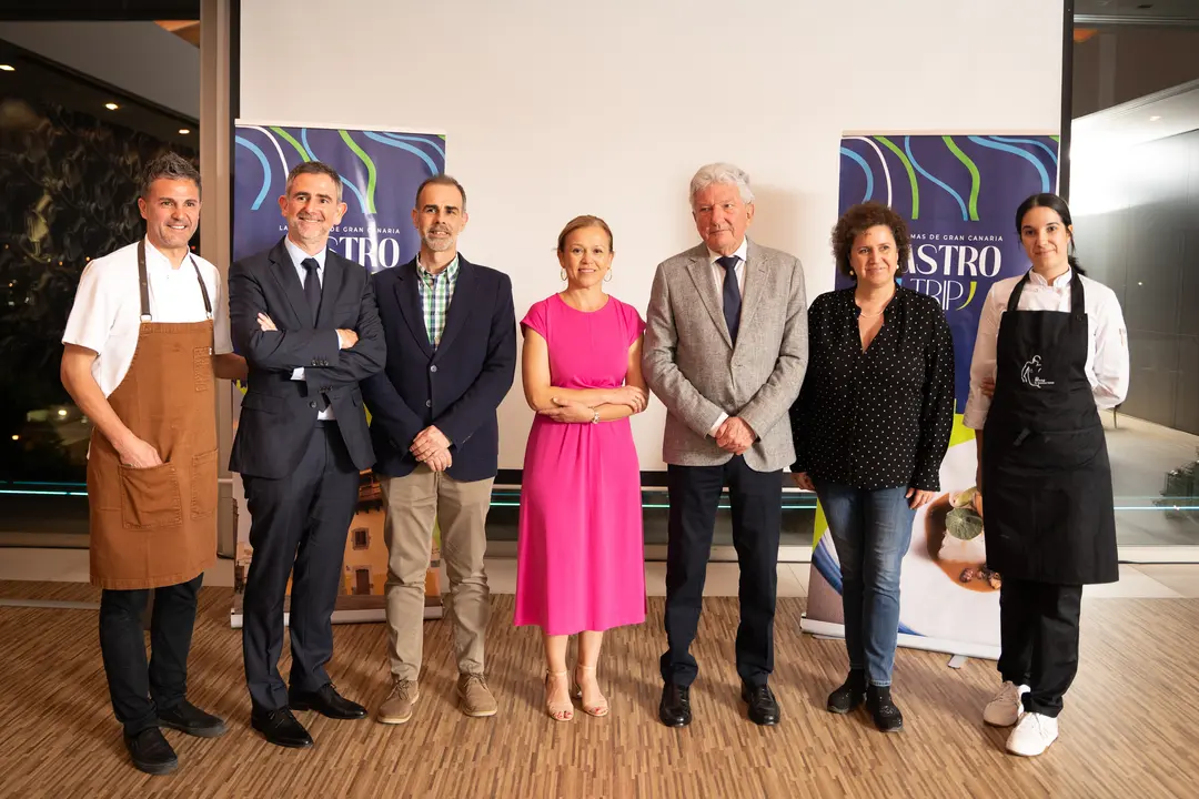 Los dos chefs junto con las autoridades locales y representantes de Barcel&oacute;, Binter y del Ayuntamiento de Las Palmas.