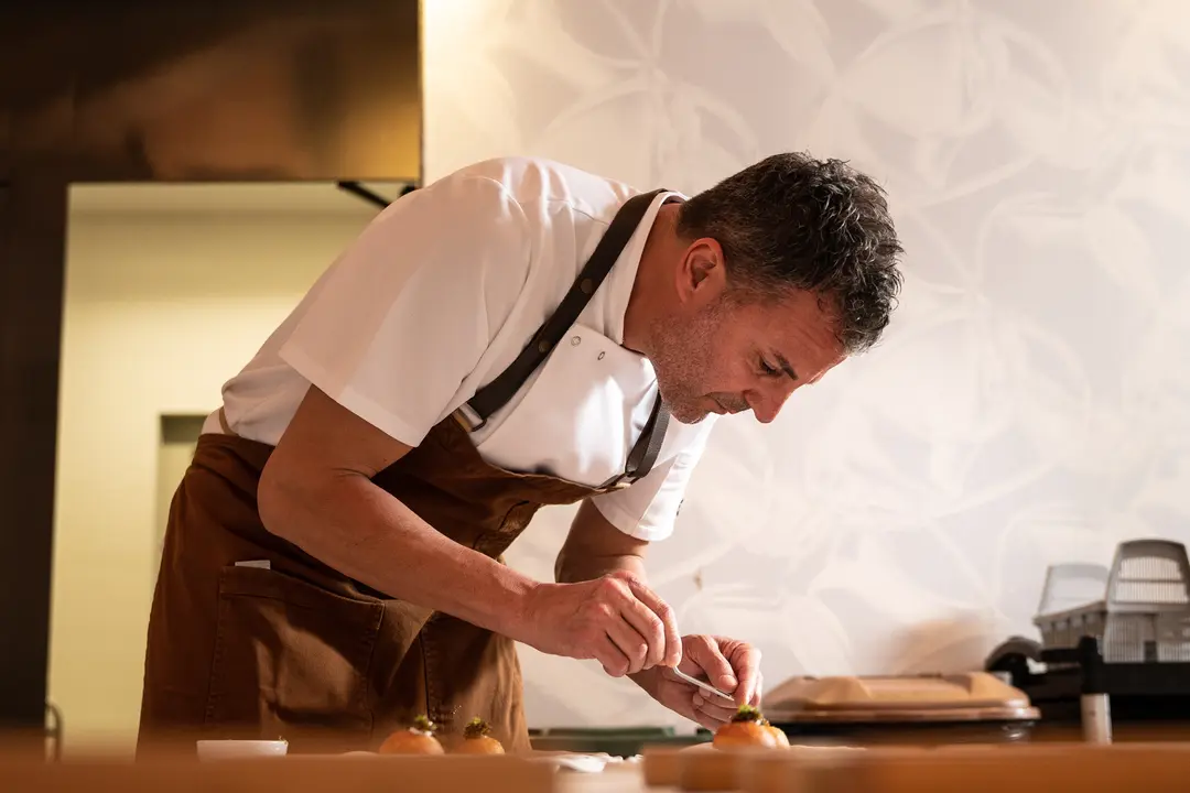 Santi Taura en plena elaboraci&oacute;n de uno de sus platos.