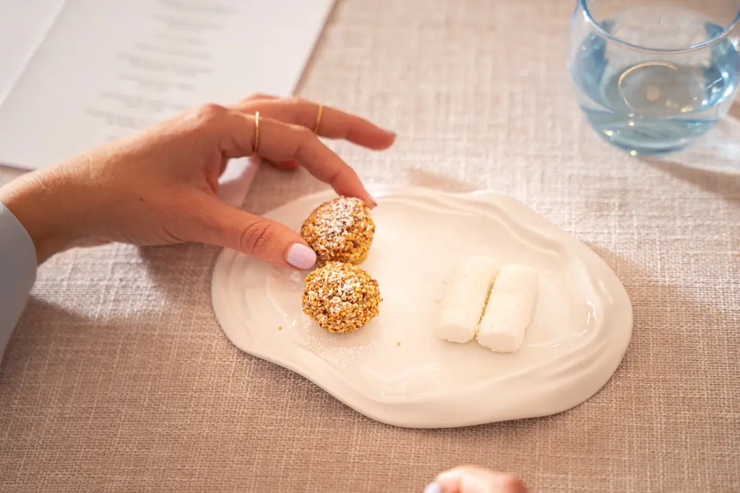Los petit fous con los que se cerr&oacute; el men&uacute; maridaje a cuatro manos.