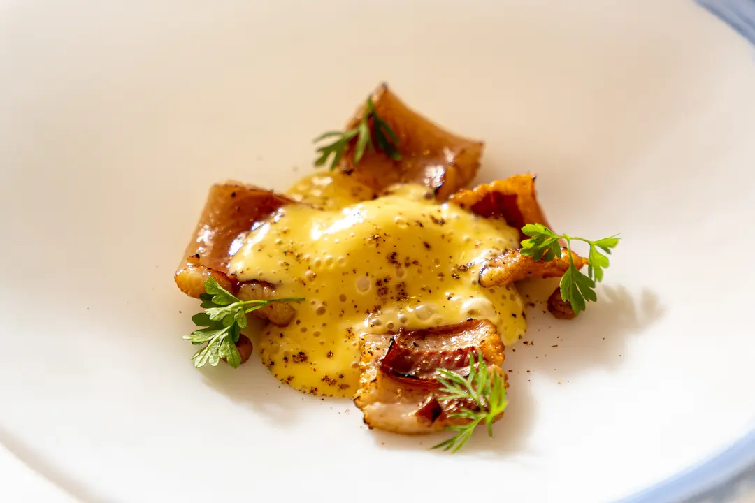 Anguila a la benedictine ofrecida por el restaurante Poemas.