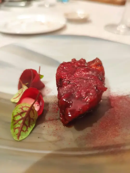 Molleja de coraz&oacute;n de ternera, remolacha y chipotle del restaurante Poemas.