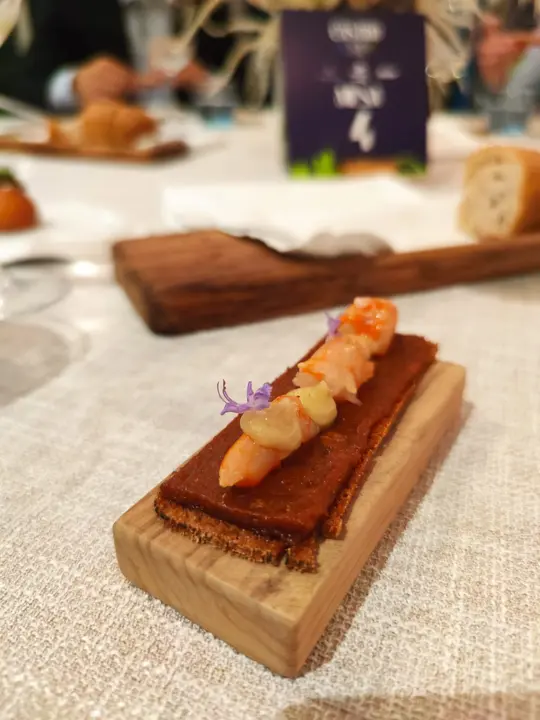 Sobrasada ecol&oacute;gica y gamba roja, obra de Santi Taura