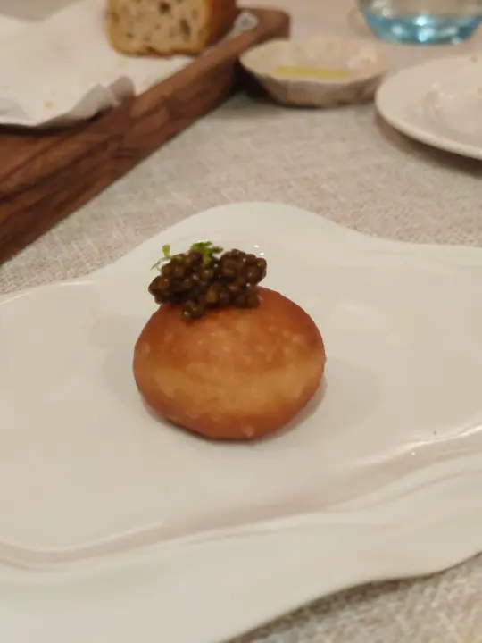 Brioche con brandada de bacalao, caviar y lima del restaurante Poemas.