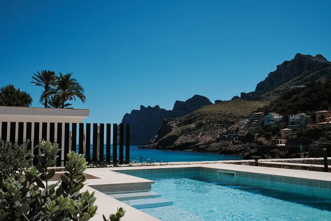 El hotel cuenta con suites con piscina privada elevada con unas vistas que enamoran.