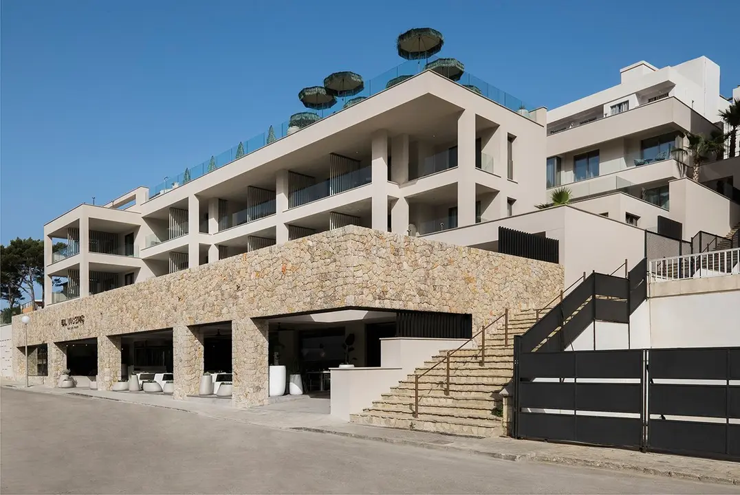 El hotel se caracteriza por un dise&ntilde;o arquitect&oacute;nico moderno que se conjuga para su integraci&oacute;n en el paisaje.