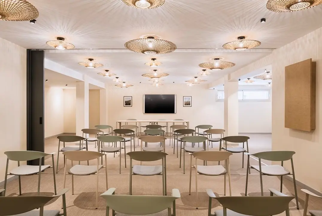 El hotel cuenta con una sala de eventos y de reuniones equipada con los equipos t&eacute;cnicos y audiovisuales necesarios. Se pueden celebrar todo tipo de eventos, desde reuniones de negocios hasta convenciones y conferencias, con una capacidad m&aacute;xima de de 60 personas.