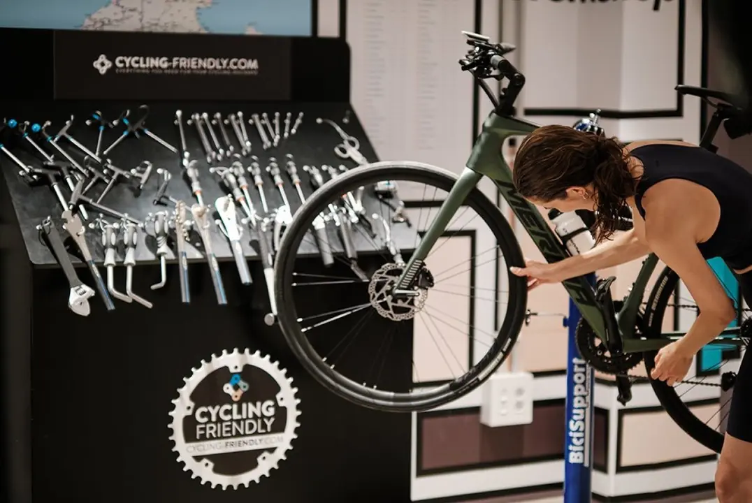 El Vicen&ccedil; de la Mar apuesta por el turismo deportivo con una sala completamente equipada para los ciclistas.