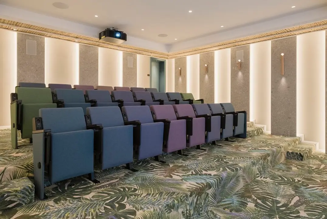 El Vicen&ccedil; cuenta con una sala de cine con capacidad para 24 personas para disfrutar de pel&iacute;culas todos los d&iacute;as de diferentes tem&aacute;ticas. Adem&aacute;s, los hu&eacute;spedes pueden reservar la sala fuera de su horario habitual y elegir la pel&iacute;cula que ellos quieran y vivir la experiencia en privado.