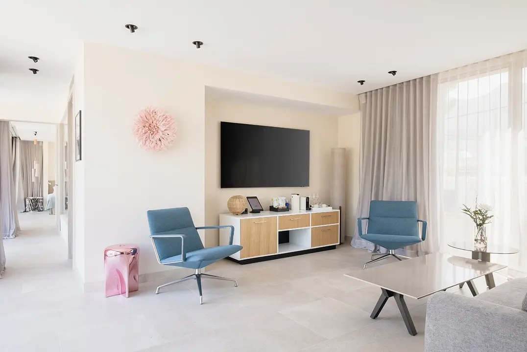Todas las habitaciones del hotel cuentan con un dise&ntilde;o minimalista, moderno y tremendamente acogedor atendiendo a la filosofia de que el cliente se sienta como en casa.