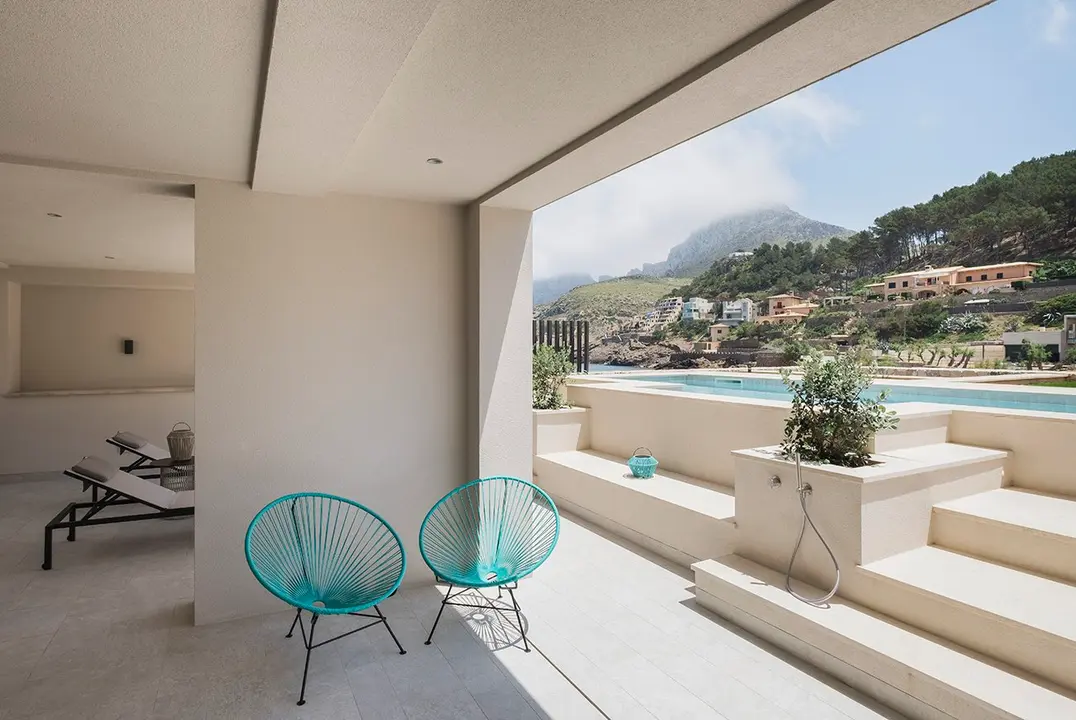 El hotel cuenta con una Suite de 41 m&sup2; con una  piscina privada de 17 metros de largo. Los enormes ventanales y las impresionantes vistas a Cala Molins y al &ldquo;Cavall Bernat&rdquo; hacen que este espacio sea excepcional.