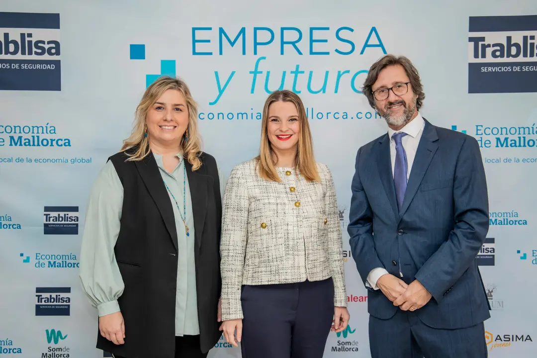 Los editores de Economiademallorca, Mar Nicolau y Tomeu Garcies con Marga Prohens en el centro.
