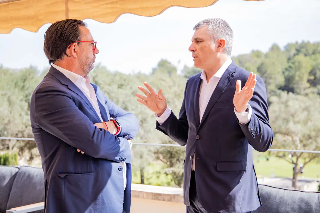 Alejandro Saenz de San Pedro conversando con Victor Luengo.