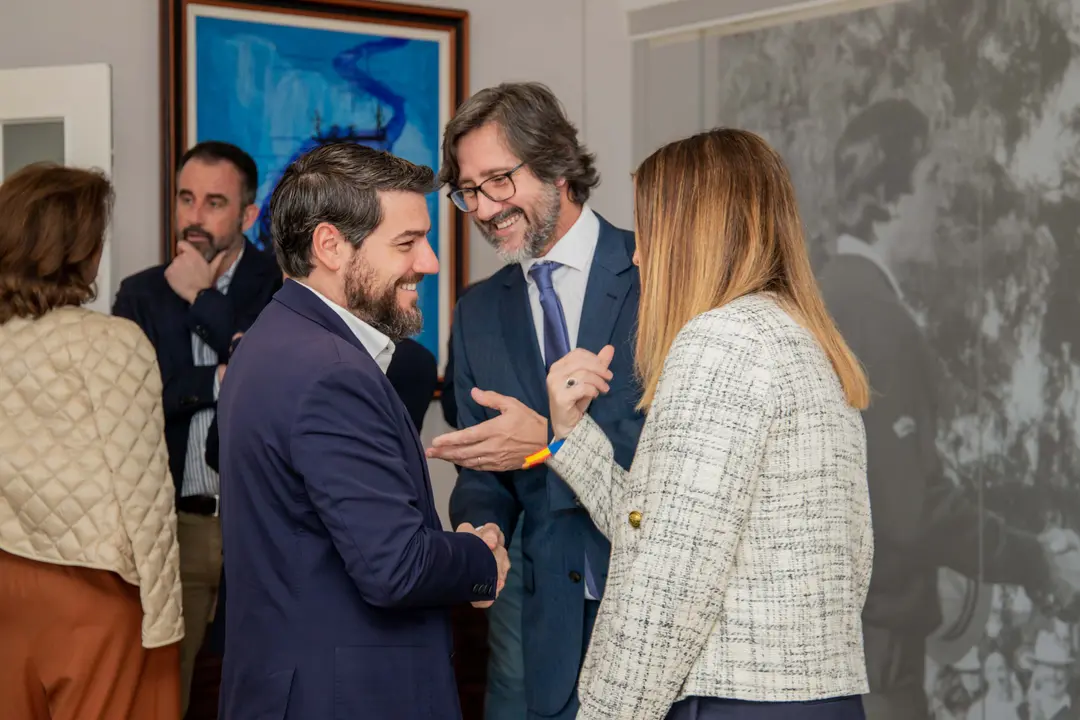 Javi Bonet con Marga Prohens y Tomeu Garcies al fondo.