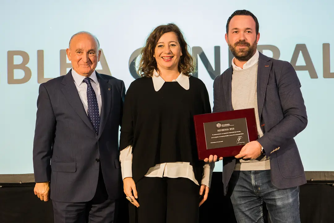 REFINER&Iacute;A WEB (20 a&ntilde;os):
Refineria es una agencia especialista en dise&ntilde;o web, marketing digital y dise&ntilde;o gr&aacute;fico con m&aacute;s de 80 profesionales y 20 a&ntilde;os a sus espaldas contagiando pasi&oacute;n por lo digital.
Ofrecen servicios de desarrollo web, marketing digital, consultor&iacute;a, realizaci&oacute;n audiovisual y dise&ntilde;o gr&aacute;fico. 
Adem&aacute;s, trabajan de forma global para un gran n&uacute;mero de pa&iacute;ses y cuentan con una gran pericia en turismo; aunque tambi&eacute;n se mueven con soltura en otras grandes verticales como el sector sanitario, el sector inmobiliario o el ecommerce.
Recoge:	Xavier March, CEO de Refiner&iacute;a Web