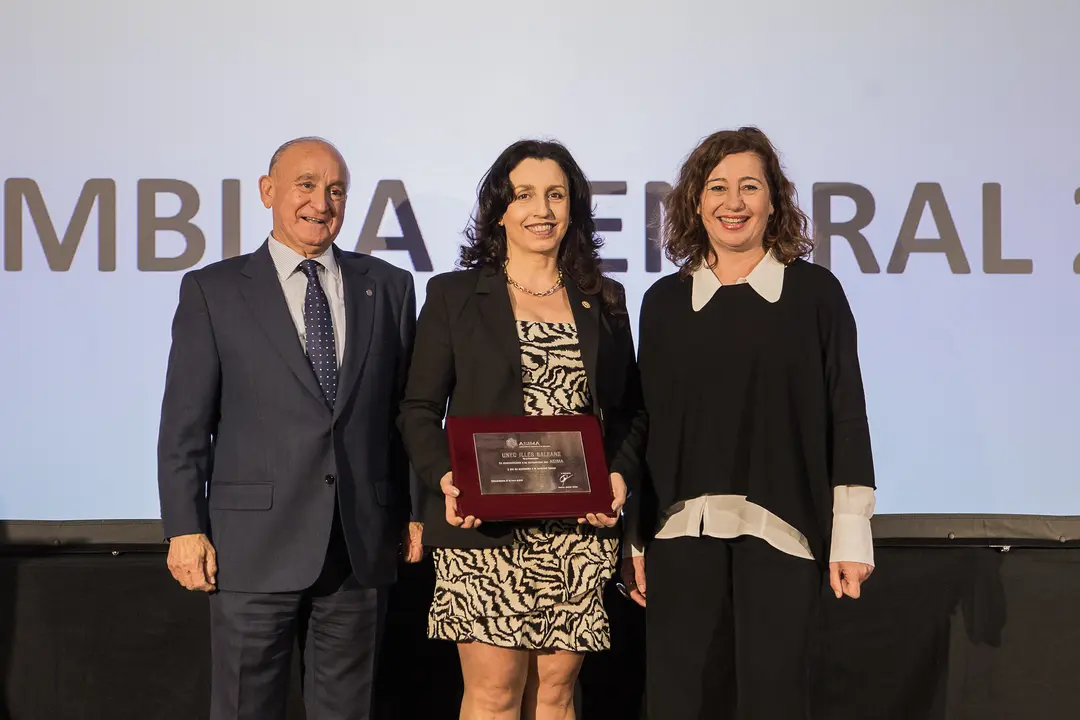 UNED ILLES BALEARS (45 a&ntilde;os):
La UNED es una universidad p&uacute;blica estatal creada en 1972 para democratizar la ense&ntilde;anza superior, acercando la universidad a lugares alejados de las grandes ciudades y facilitando los estudios a colectivos como personas que no estudiaron en su juventud, trabajadores fuera y en casa, cuidadores de familiares o personas dependientes, discapacitados, usuarios de prisiones.
Fueron la primera universidad en Baleares y en Palma est&aacute;n desde hace 45 a&ntilde;os
Recogi&oacute; el premio Judit Vega, directora de la UNED Illes Balears.