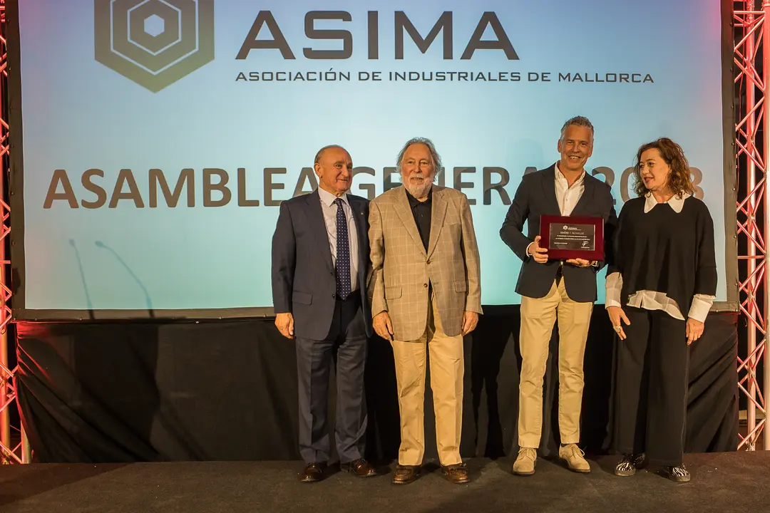 SOC&Iacute;AS Y ROSSELL&Oacute; (80 a&ntilde;os):
Soc&iacute;as y Rossell&oacute; comenz&oacute; su andadura profesional en el a&ntilde;o 1943 cuando dos hombres emprendedores:  Jos&eacute; Soc&iacute;as Llabr&eacute;s y Juan Rossell&oacute; Roig fundaron una empresa especializada en la distribuci&oacute;n de material de ferreter&iacute;a y maquinaria denominada La Industrial y Agr&iacute;cola Soc&iacute;as y Rossell&oacute;, en el n&uacute;mero 21 de la calle Manacor. Un peque&ntilde;o local desde el que estos dos hombres emprendedores levantaron un negocio que, hoy en d&iacute;a, es toda una referencia en Baleares.
Treinta a&ntilde;os despu&eacute;s, en 1973, fundaron El&eacute;ctrica Soc&iacute;as y Rossell&oacute;, a la que siguieron numerosas empresas que finalmente acabaron fusion&aacute;ndose en lo que hoy es Soc&iacute;as y Rossell&oacute;.
Recogieron el premio Juan Carlos Rossell&oacute; Reyn&eacute;s y Juan Carlos Rossell&oacute; Gual, consejero delegado de Soc&iacute;as y Rossell&oacute;