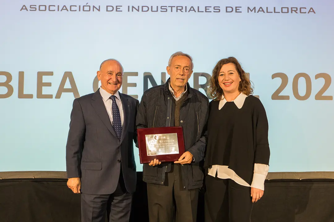 LUBRICANTES Y AUTOMOCI&Oacute;N (100 a&ntilde;os):
Juan Tortella Garau comenz&oacute; con una tienda de comestibles y provisiones de productos para el campo en Palma. En 1922 le ofrecieron llevar la representaci&oacute;n de un novedoso producto llamado Flit, un insecticida de uso dom&eacute;stico creado para eliminar todo tipo de insectos molestos. 
Su hijo Juan Tortella Cifre continu&oacute; con el negocio y tras cambiar de denominaci&oacute;n, el negocio pas&oacute; a tener dos l&iacute;neas de negocio: Macaya Agr&iacute;cola con una l&iacute;nea comercial de venta de productos fitosanitarios para el cuidado del campo. Y, por otro lado, Macaya Lubricantes que comercializaba lubricantes de motor por la l&iacute;nea del monopolio Campsa. 
Macaya cedi&oacute; la l&iacute;nea de negocio a la familia Tortella y as&iacute; pudieron disponer de la primera y &uacute;nica licencia para Baleares de la recogida, y env&iacute;o posterior, a refiner&iacute;as de la Pen&iacute;nsula de aceite mineral usado. En reconocimiento a su trayectoria empresarial tras 100 a&ntilde;os.

Recogi&oacute; el premio: Joan Tortella Pujol, administrador de Lubricantes y automoci&oacute;n.