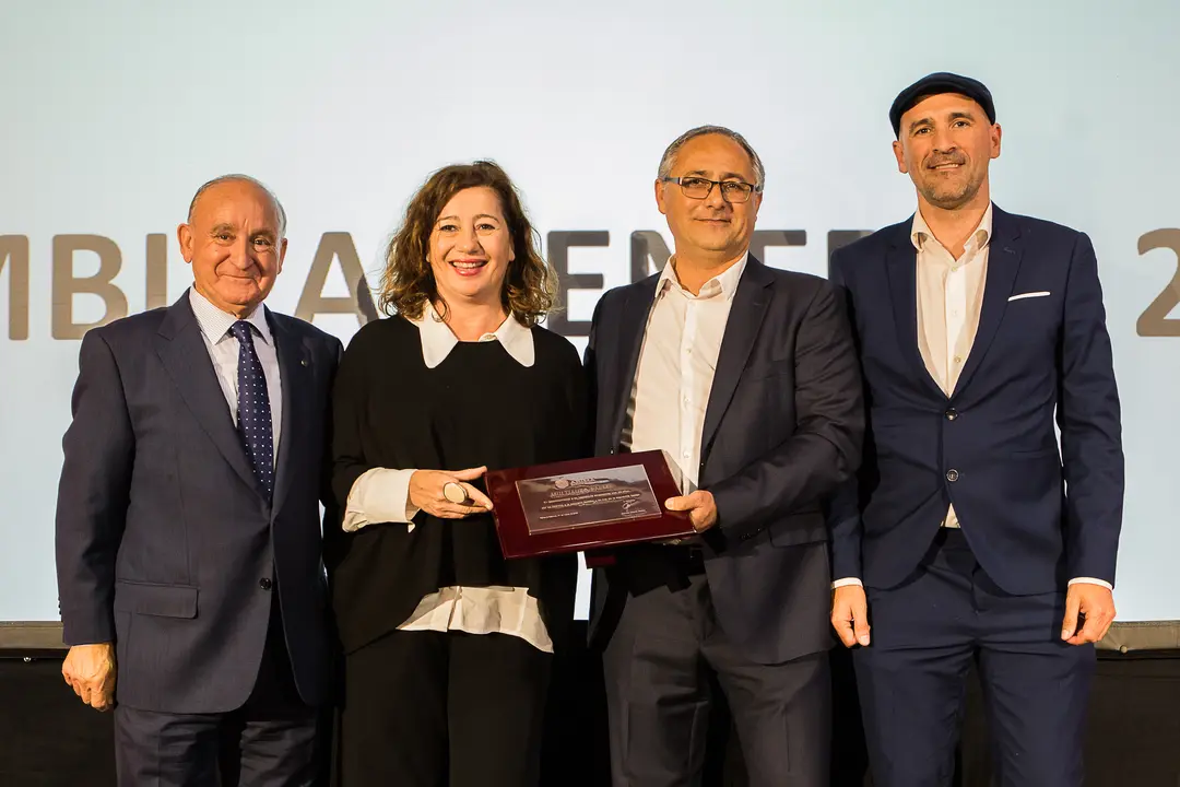 MULTIAUTO PALMA (20 a&ntilde;os):
Multiauto Palma, fundada en 2003, es el resultado de la diversificaci&oacute;n de varias empresas de Rent a Car que se dedicaban en Mallorca al alquiler de veh&iacute;culos a turistas.
Empresa referente en Baleares en suministro y prestaci&oacute;n de servicios de veh&iacute;culos con 20 a&ntilde;os de experiencia abarcan pr&aacute;cticamente todas las actividades en torno al autom&oacute;vil para adaptarse a las necesidades espec&iacute;ficas de cada sector: alquiler, venta, renting, chapa y pintura, taller y transformaci&oacute;n de veh&iacute;culos.

Recogieron el premio:
Toni Corvillo y V&iacute;ctor Ba&ntilde;a, administradores de Multiauto Palma.