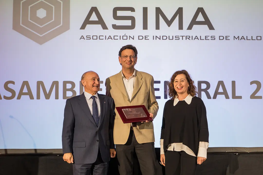 ASINEM  (45 a&ntilde;os):  
La Asociaci&oacute;n de Instaladores Empresarios de Baleares (ASINEM) es la organizaci&oacute;n empresarial que agrupa al sector de las instalaciones el&eacute;ctricas, telecomunicaciones, instalaciones t&eacute;rmicas (RITE), frigor&iacute;ficas, gas y contraincendios.  
Desde hace 45 a&ntilde;os, ASINEM es el motor y el factor de cohesi&oacute;n del sector de las instalaciones en las islas.
En reconocimiento a su compromiso con ASIMA y por su aportaci&oacute;n a la sociedad balear.
Recogi&oacute; el premio: Francisco Javier Pi&ntilde;a Reyn&eacute;s, presidente de ASINEM