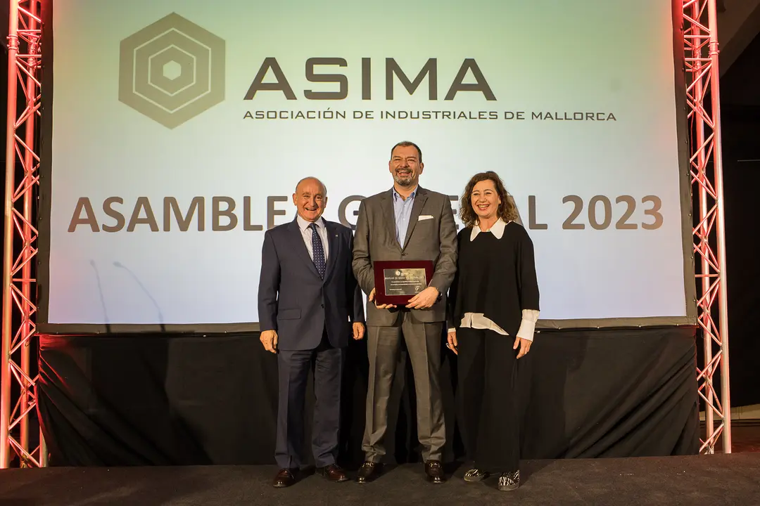 AUXILIAR DE AGUAS Y ALCANTARILLADO (35 a&ntilde;os):
Auxiliar de aguas nace hace 35 a&ntilde;os dedic&aacute;ndose a la distribuci&oacute;n de materiales espec&iacute;ficos necesarios en las redes de distribuci&oacute;n de las compa&ntilde;&iacute;as y servicios de agua.
Con el paso del tiempo han ampliado su cat&aacute;logo cre&aacute;ndose la divisi&oacute;n de obra civil, destinada al asesoramiento y suministro de tuber&iacute;as de abastecimiento y saneamiento tanto en infraestructuras p&uacute;blicas como privadas
Recogi&oacute; el premio Juan Manuel Serra, consejero delegado de Auxiliar de aguas y alcantarillado.