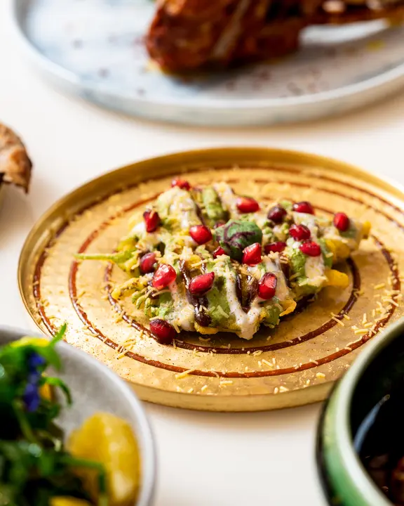 Crujiente de hoja Shisu, chaat de garbanzo, tamarindo