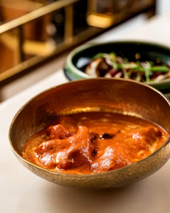 Butter chicken, servido junto a un Naan
de ajo y lenteja negra trufada