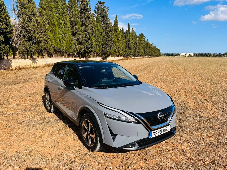 Las l&iacute;neas de tensi&oacute;n en el dise&ntilde;o de la carrocer&iacute;a son muy marcadas dando un aspecto casi futurista a la carrocer&iacute;a. Todo ello macerado con unas &oacute;pticas de nuevo dise&ntilde;o, acentuando este nuevo formato que tan buen resultado est&aacute; dando a Nissan.