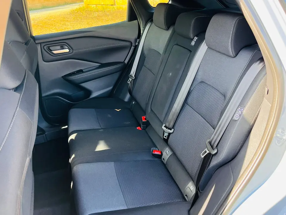 El espacio para los pasajeros traseros se corresponde con el tama&ntilde;o de esta carrocer&iacute;a. En la consola central trasera hay una toma USB cl&aacute;sica y una USB-C, adem&aacute;s de las salidas de aire.