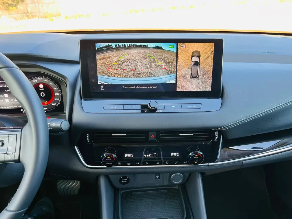 El coche tiene una c&aacute;mara exterior 360&ordm;, cuadro de instrumentos totalmente digital, un buen info-entretenimiento y cargador inal&aacute;mbrico para smartphone.