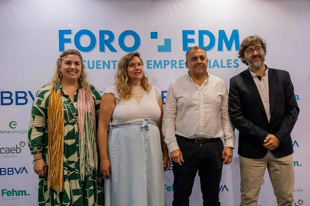 Neus Sastre, vicepresidenta de Asinem y Jaume Forn&eacute;s, presidente de Fen&iacute;e Energ&iacute;a entre los coeditores de Economiademallorca, Mar Nicolau y Tomeu Garcies.