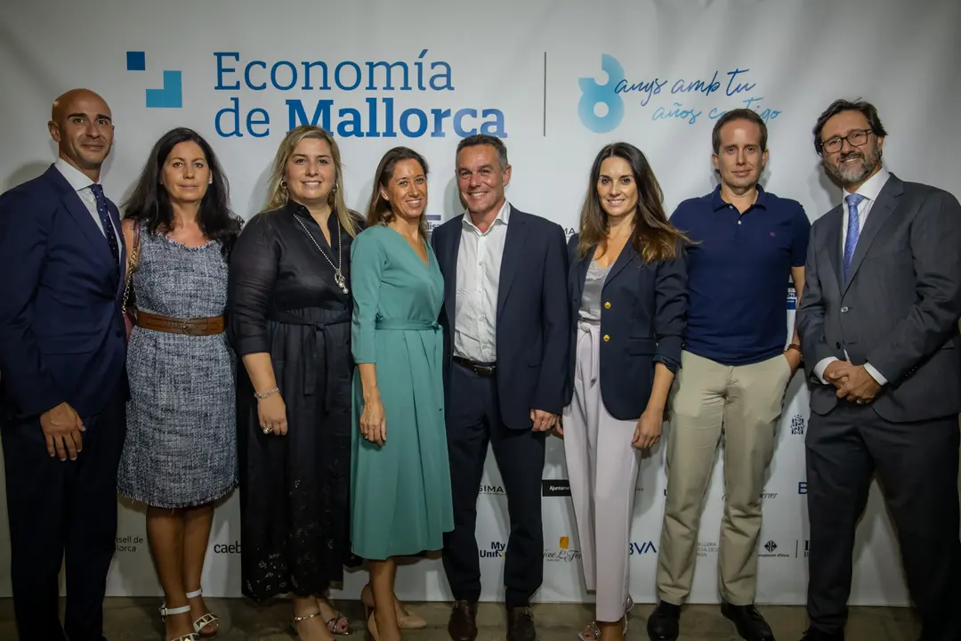 Los editores de EDM, Mar Nicolau y Tomeu Garcies con todo el equipo de BBVA liderado por Susana Llombart y Martin Intrigliolo.
