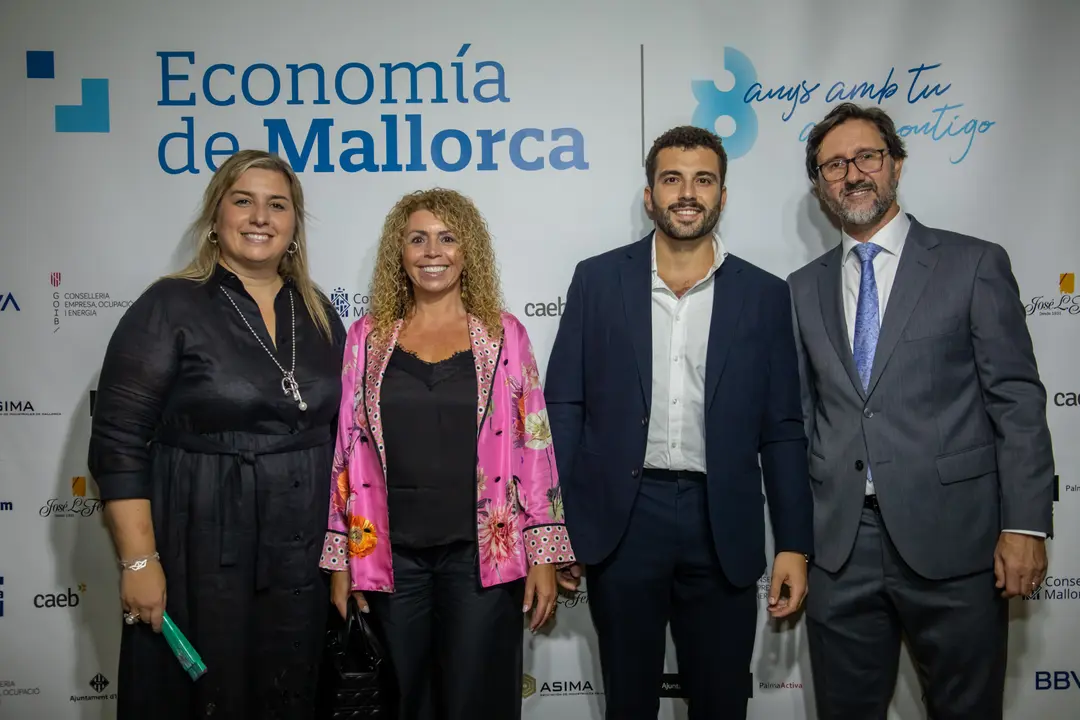 Mar Nicolau junto a Magda Ramis y Gabriel Llobera de Garden Hoteles y Tomeu Garc&iacute;es.