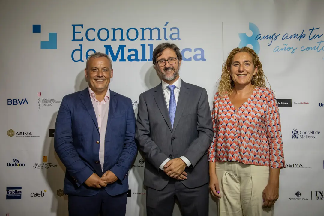 Los consellers insulares de M&Eacute;S , Jaume Alzamora y Catalina Perell&oacute; junto a Tomeu Garcies.