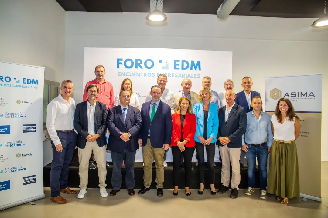 Foto de familia de todos los participantes en el FORO EDM dedicado al futuro de los pol&iacute;gonos industriales.