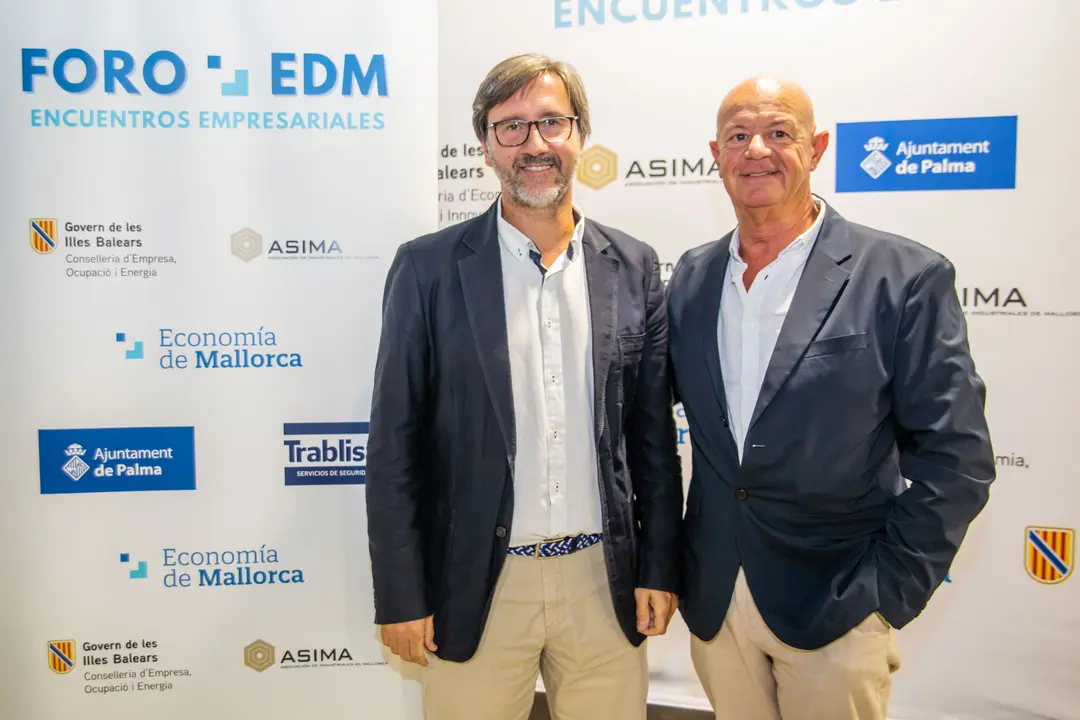 Miquel Rullan, director de relaciones externas de Trablisa con el director y editor de EDM, Tomeu Garcies.