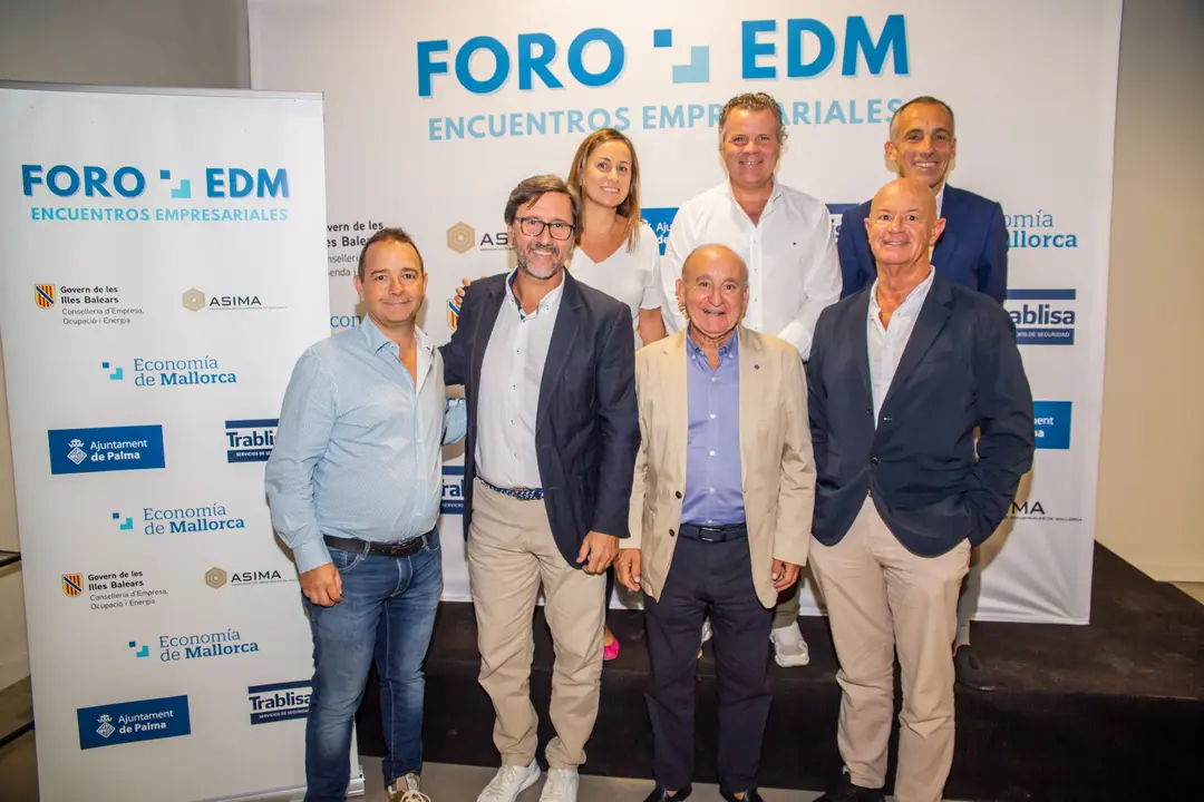 Foto de familia con representantes de ASIMA.