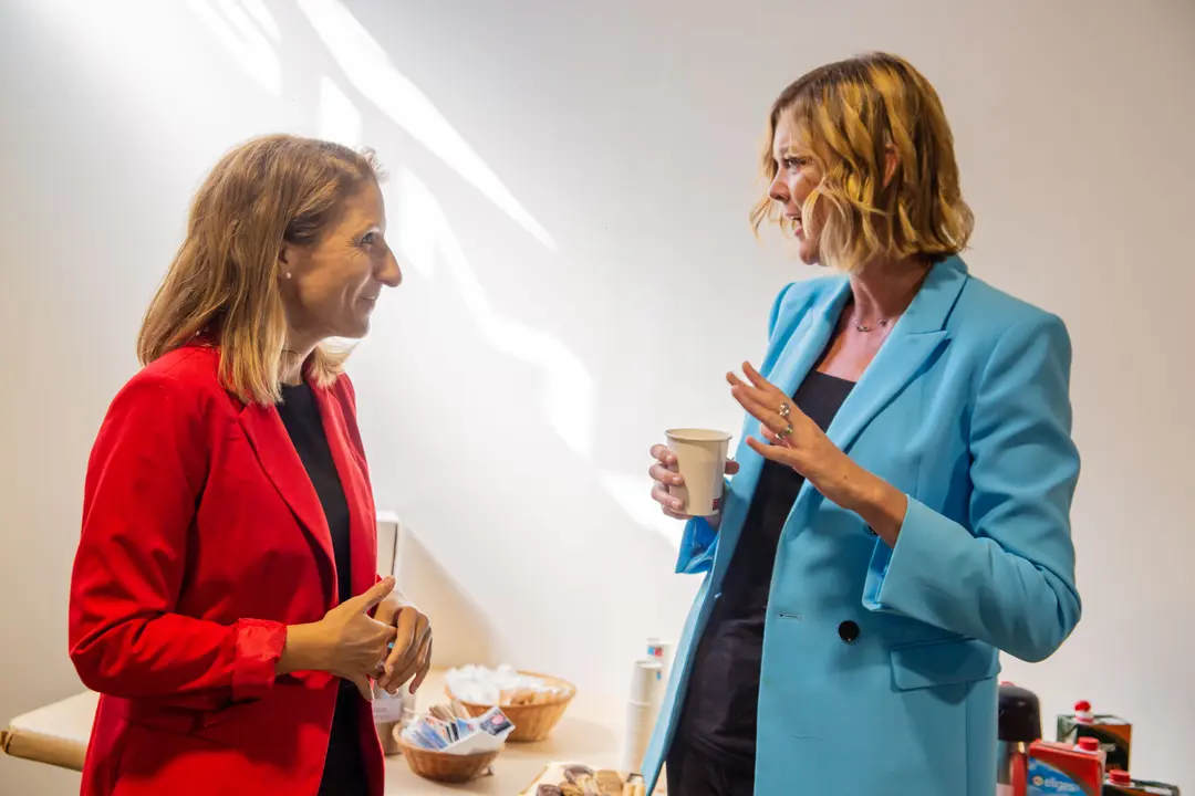 Belen Soto conversando con Ingrid de la Fuente