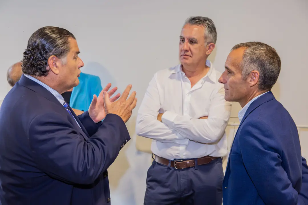 Pedro Led conversando con Rafael Lupi&aacute;&ntilde;ez y Toni  Monjo.